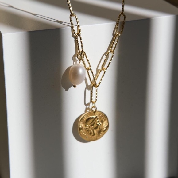 ✨CLOSING SALE✨ Retro Inspired Gold Elizabeth Coin Pearl Necklace - Picture 8 of 8